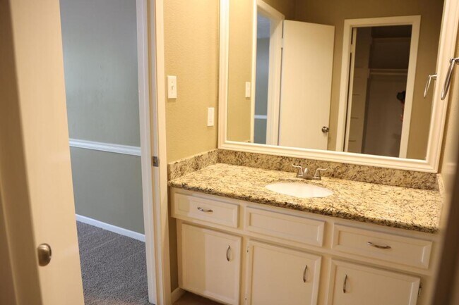 Building Photo - 2215 Silver Falls Dr