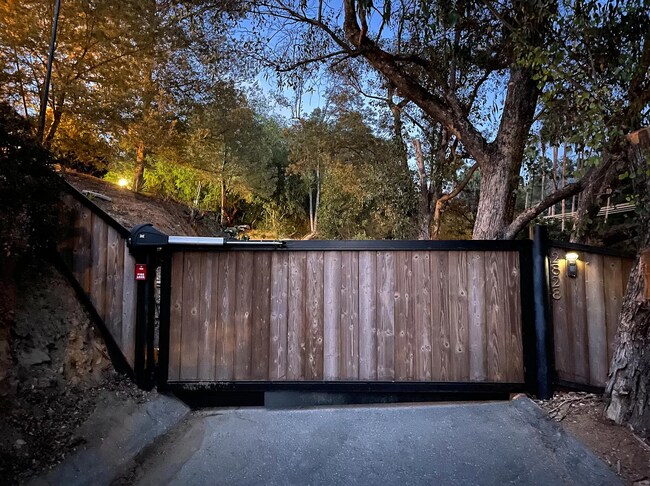 Building Photo - 2828 Laurel Canyon Pl