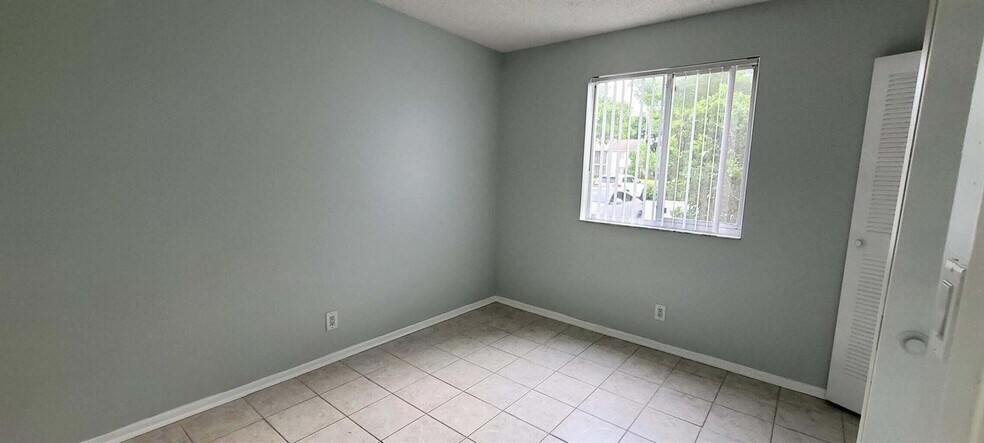 Building Photo - 701 Gardens Dr