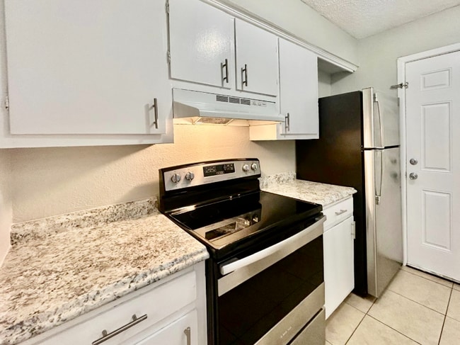 Building Photo - 3836 Englewood Cir