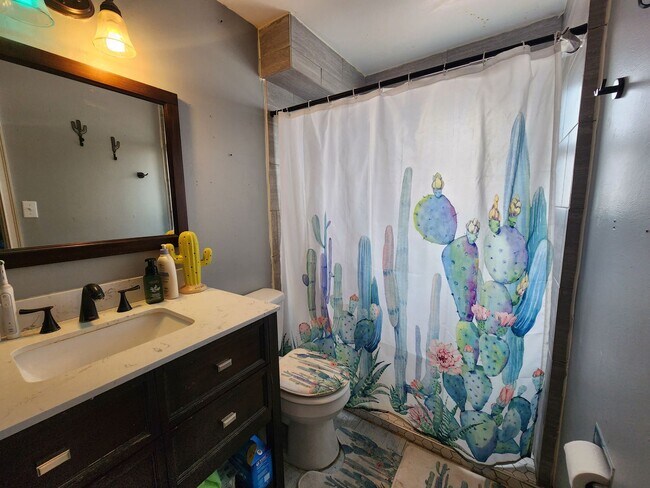 Building Photo - Stunning 3 Bed 2 Bath