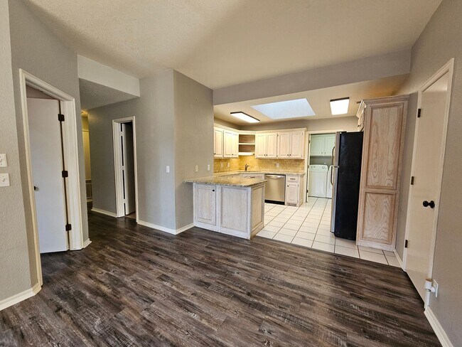 Building Photo - (3) Bed/(2) Bath Avail NOW! Storm Shelter!