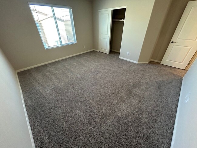 Building Photo - Gorgeous two-story home with 5 bedrooms and 3 bathrooms in a gated community
