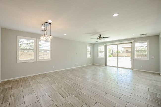 Building Photo - Beautiful 5bedrooms-2Baths Modern Style Home!