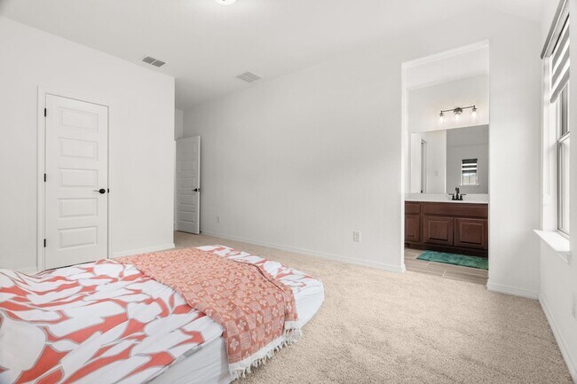 Building Photo - 372 Hollister Dr