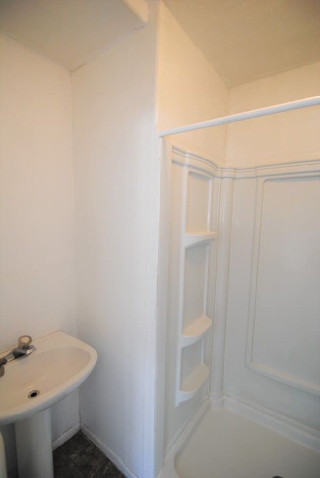 Building Photo - Rare 1 Bedroom House for Rent!