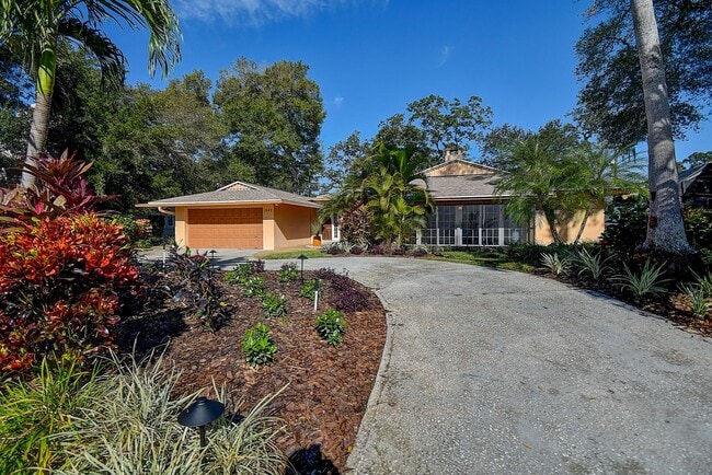 Building Photo - Luxurious 4 bedroom, 3 bath pool home.