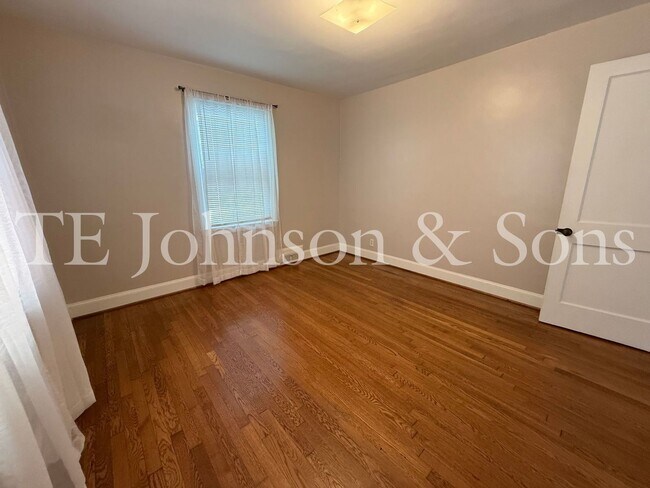 Building Photo - Charming 3-Bedroom Home with Screened Porc...