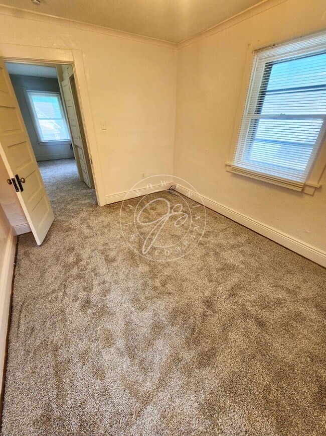 Building Photo - Spacious 3-Bedroom Home with Bonus Room and 1.5 Baths