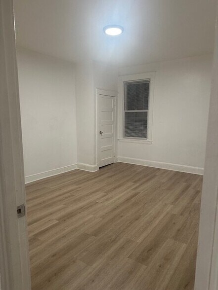 Building Photo - 2700 Roslyn Ave