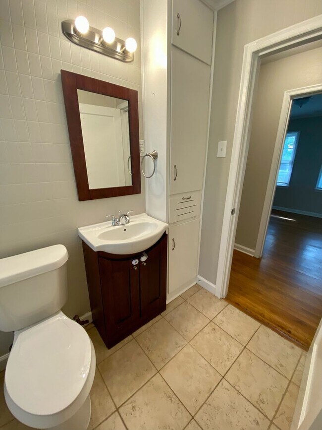 Building Photo - 3 bed, 1 bath in Colonial Acres near Quince and Colonial