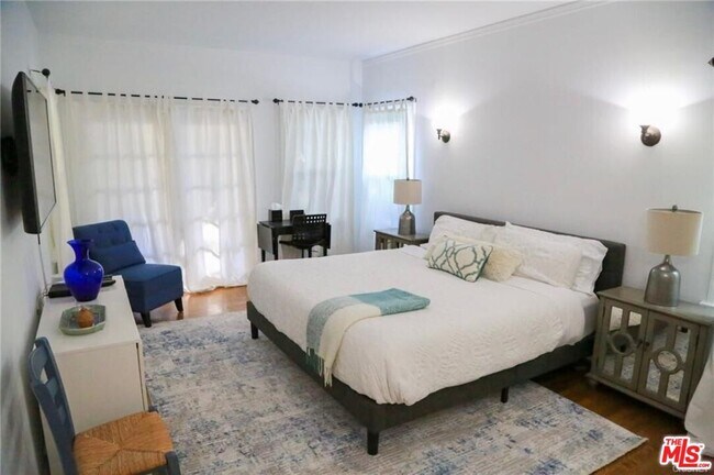 Building Photo - 601 Sweetzer Ave