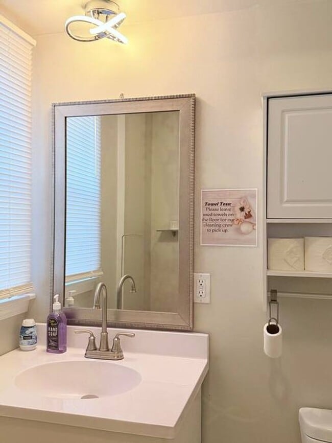 Building Photo - Fully Furnished Home close to UNL Campuses