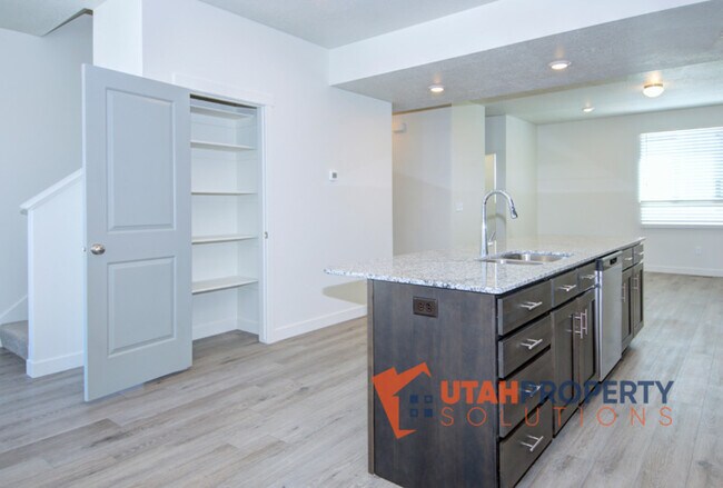 Building Photo - 952 W 500 S