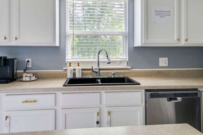 Building Photo - 784 Long Island Cir