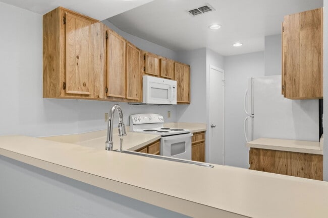 Building Photo - Condo For Rent in North Oaks!
