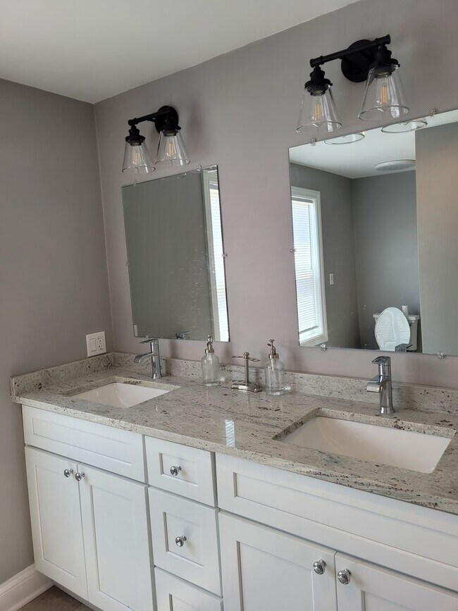 Building Photo - Beautiful Recently Renovated Contemporary ...