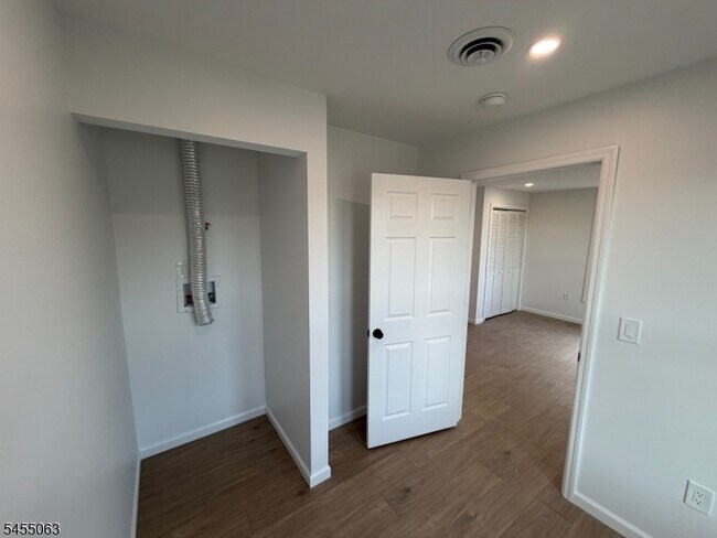 Building Photo - 56 W Somerset St