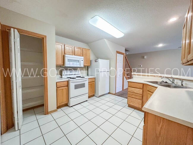 Building Photo - 2 Bedroom 1.5 Bathroom Townhome in West De...