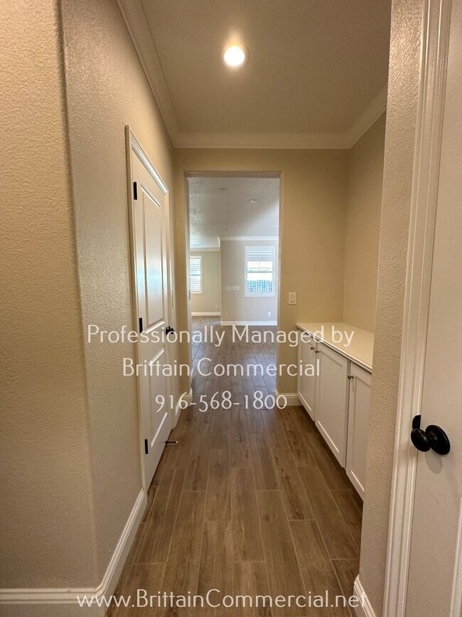 Building Photo - Stunning All Single Story 3 Bedroom, 2.5 B...