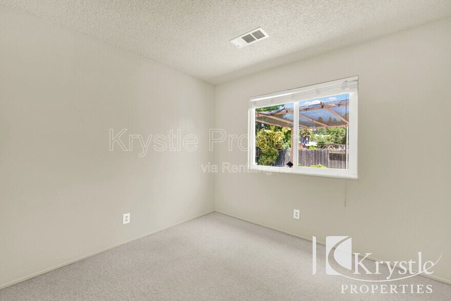 Building Photo - 115 Daffodil Cir