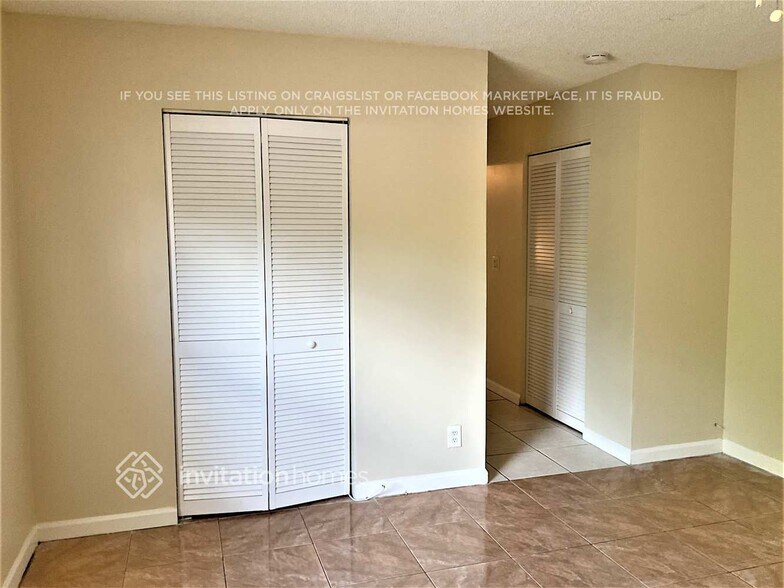 Building Photo - 5926 Ithaca Cir W