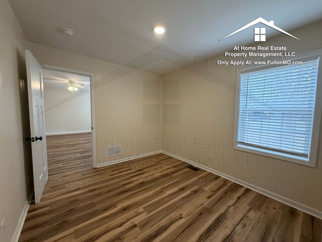 Building Photo - 703 W 7th St