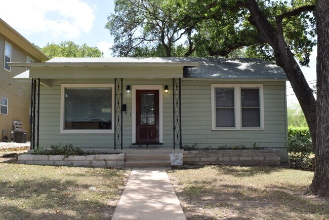 Primary Photo - 2 Bedroom off Lake Austin Blvd!