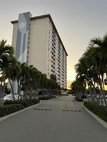 Building Photo - 400 Kings Point Dr