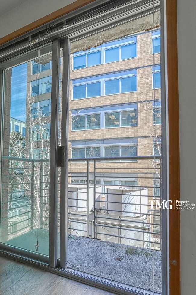 Building Photo - 2 Bed 2 Bath Downtown 3rd Floor Condo Wate...