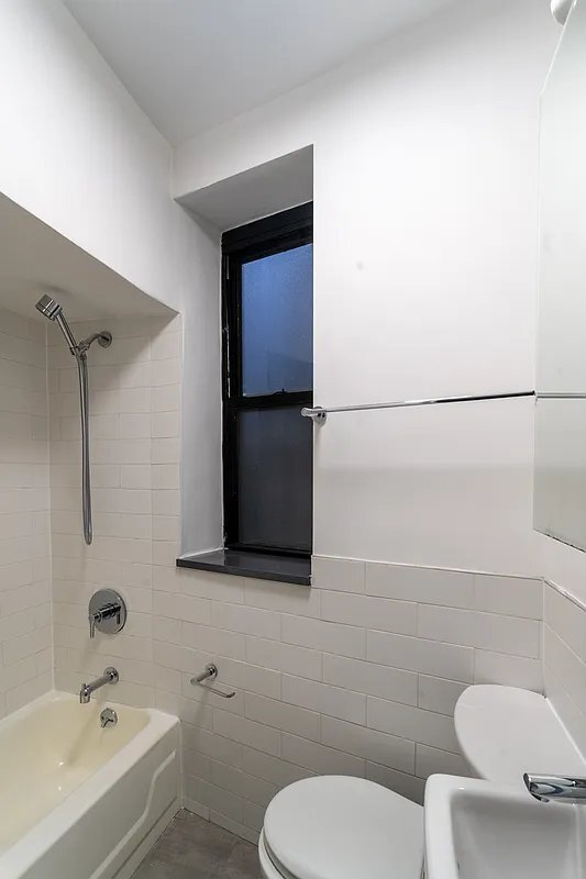 Building Photo - 443 E 88th St