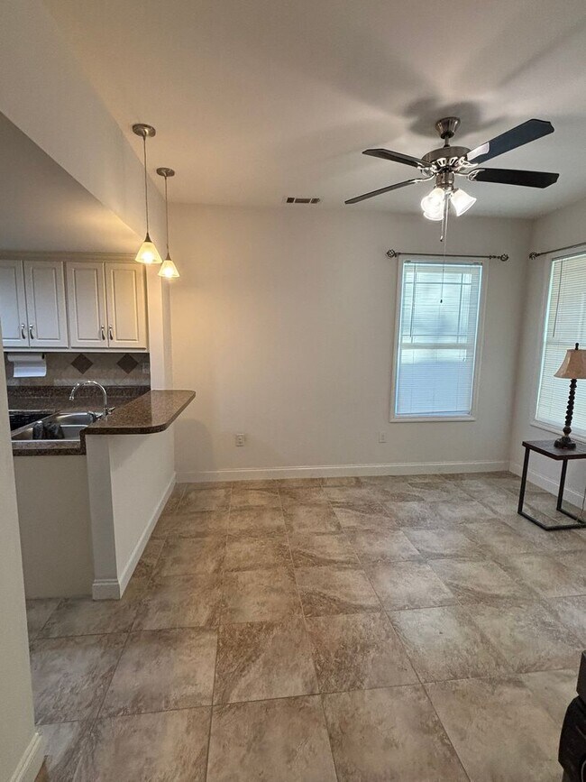 Building Photo - 3 bdrm 2.5 bath in downtown area