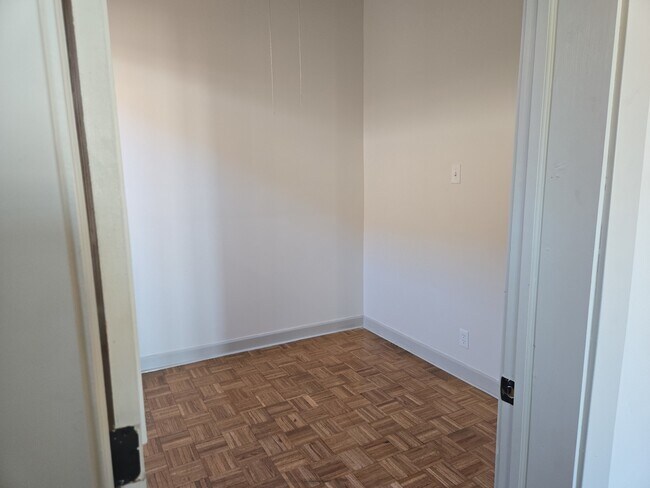 Building Photo - 2417 W Arthington St