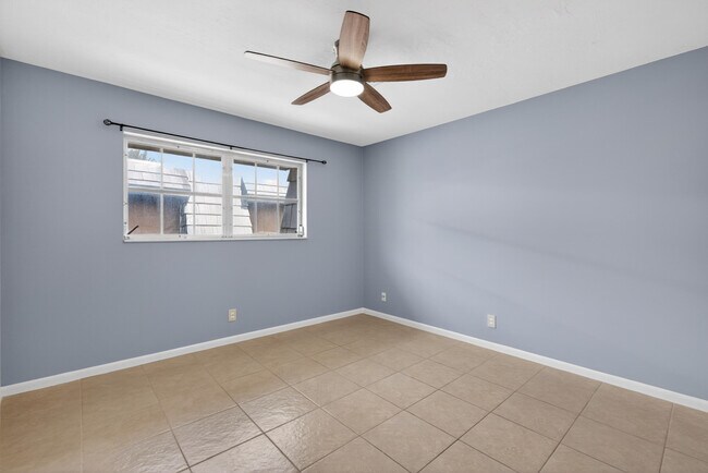 Building Photo - 423 Pine Tree Ct
