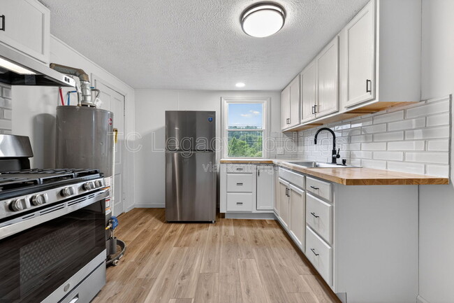 Building Photo - 44 Holbert Ave