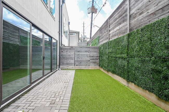 Building Photo - 2315 Peckham St