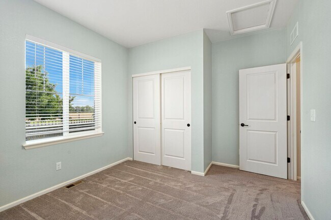 Building Photo - 3-Bed 3-Bed House