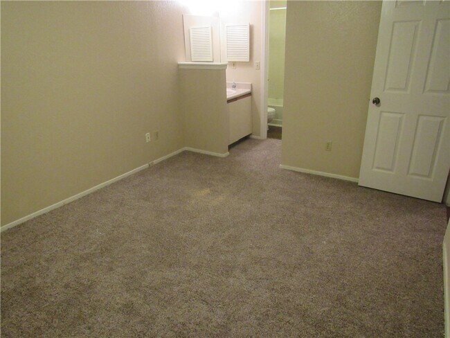 Building Photo - 2129 Andover Dr