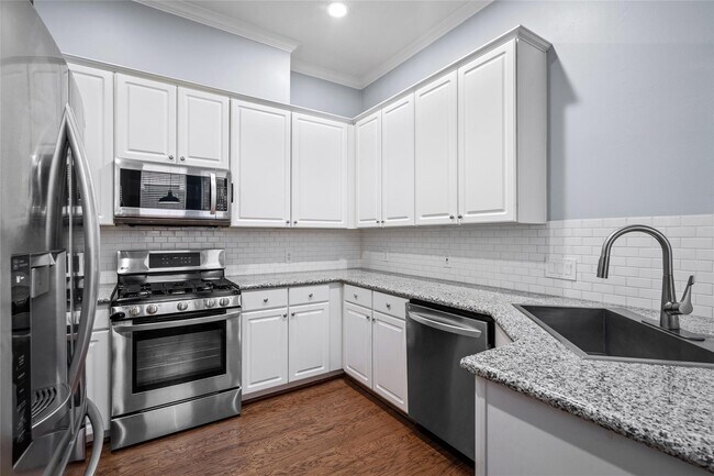 Building Photo - 612 Detering St