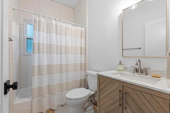 Building Photo - 420 E 6th Ave