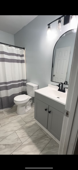 Building Photo - 1017 Bush Ave