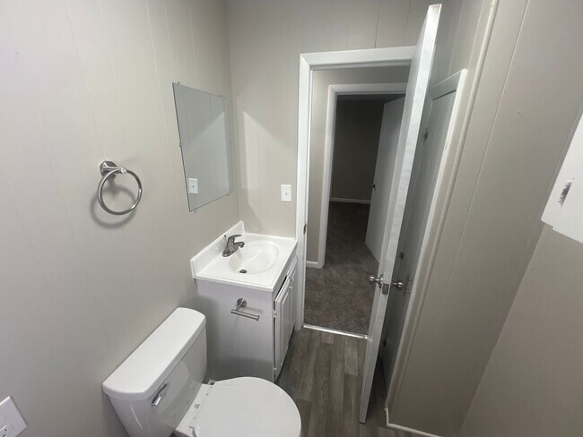 Building Photo - Welcome to this charming 3-bedroom, 1.5-ba...