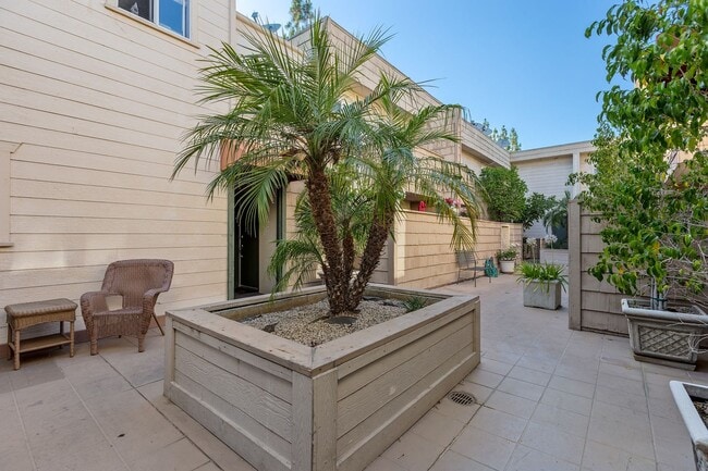 Building Photo - Excellent 1 Br 1Ba with Den in a Well Kept...
