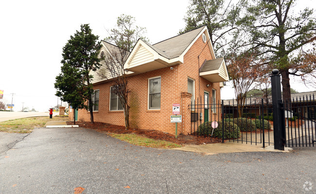 Primary Photo - Oak Hill Apartments