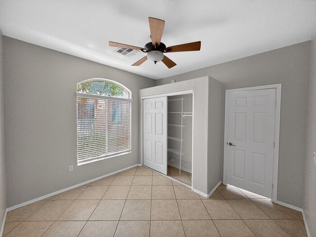 Building Photo - 4Bedroom/2.5Bath Townhome Ready for You!!