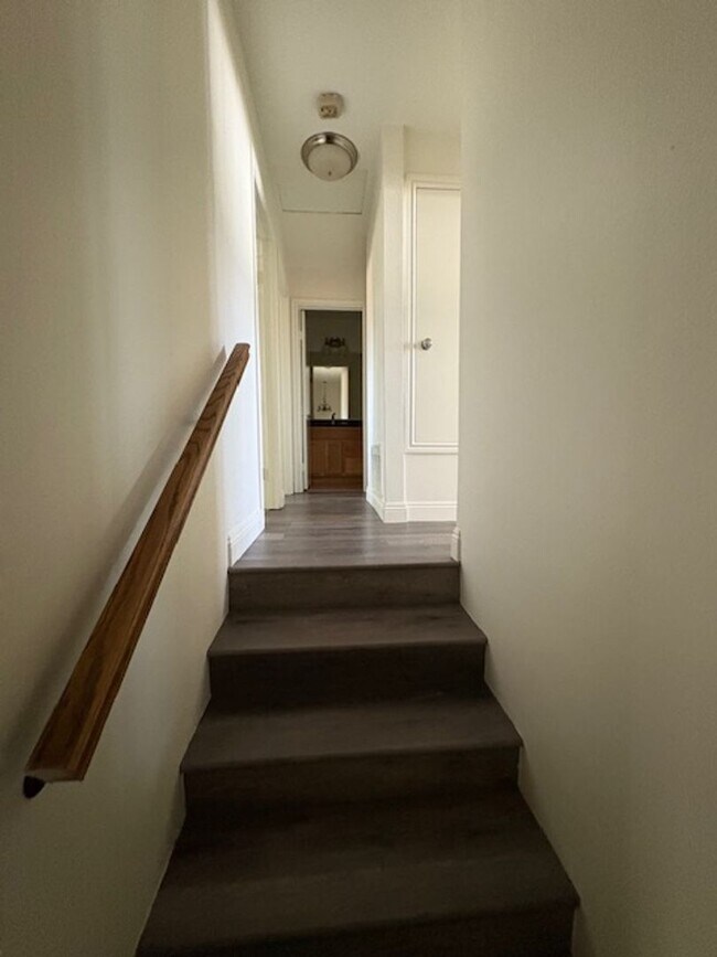 Building Photo - Centrally Located Redlands Townhome