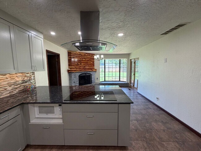 Building Photo - 2517 Chateau Dr