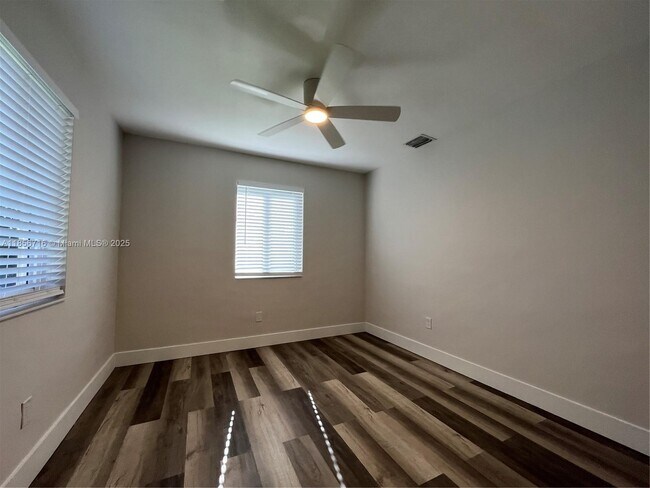Building Photo - 631 SW 28th Terrace