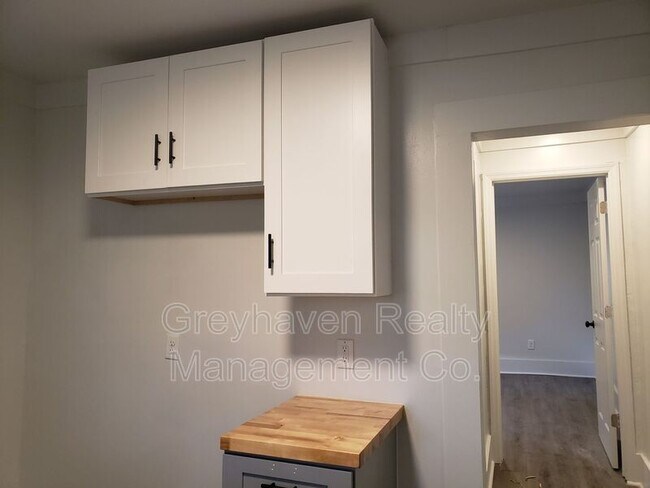Building Photo - 924 W 37th St