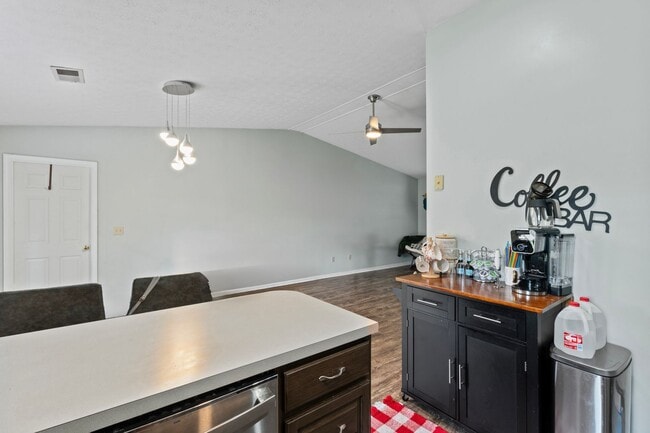 Building Photo - 3 Bedroom 1 1/2 Bath Home for Rent in Charlestown Indiana